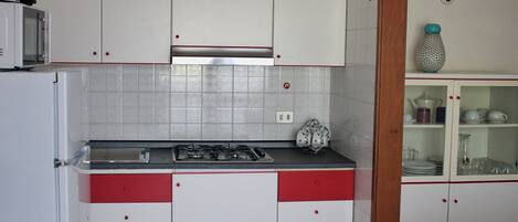 Refrigerador, microondas, parrilla de estufa y periquera