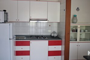 Kühlschrank, Mikrowelle, Herdplatte, Hochstuhl