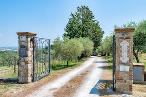Property grounds - Farmhouse 'Casale Storico Xvii Sec - Tulipano' with Mountain View and Shared Pool (Giano dell'Umbria)
