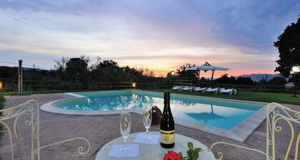 Farmhouse 'Casale Storico Xvii Sec - Tulipano' with Mountain View and Shared Pool