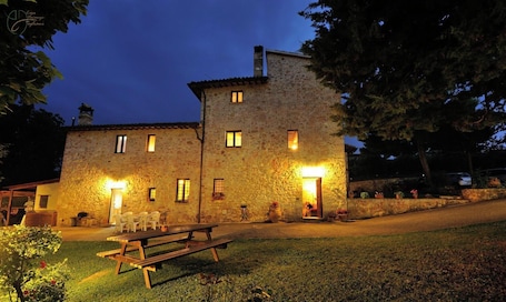 Esterni. Agriturismo 'Casale Storico Xvii Sec - Tulipano' con vista sulle montagne e piscina in comune