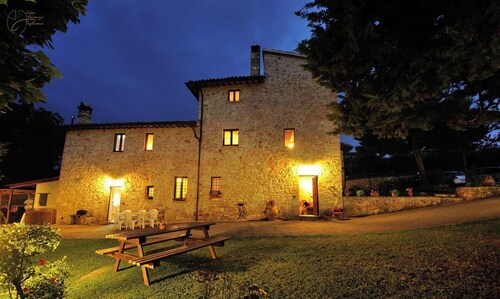 Farmhouse 'Casale Storico Xvii Sec - Tulipano' with Mountain View and Shared Pool