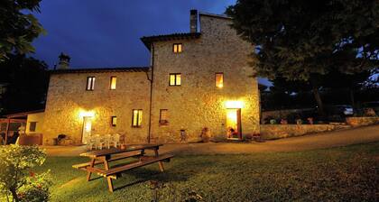 Farmhouse 'Casale Storico Xvii Sec - Tulipano' with Mountain View and Shared Pool