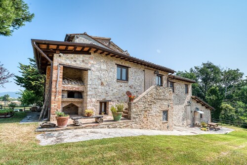 Bauernhaus 'Casale Storico Xvii Sec - Tulipano' mit Bergblick und Gemeinschaftspool