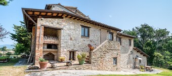 Farmhouse 'Casale Storico Xvii Sec - Tulipano' with Mountain View and Shared Pool