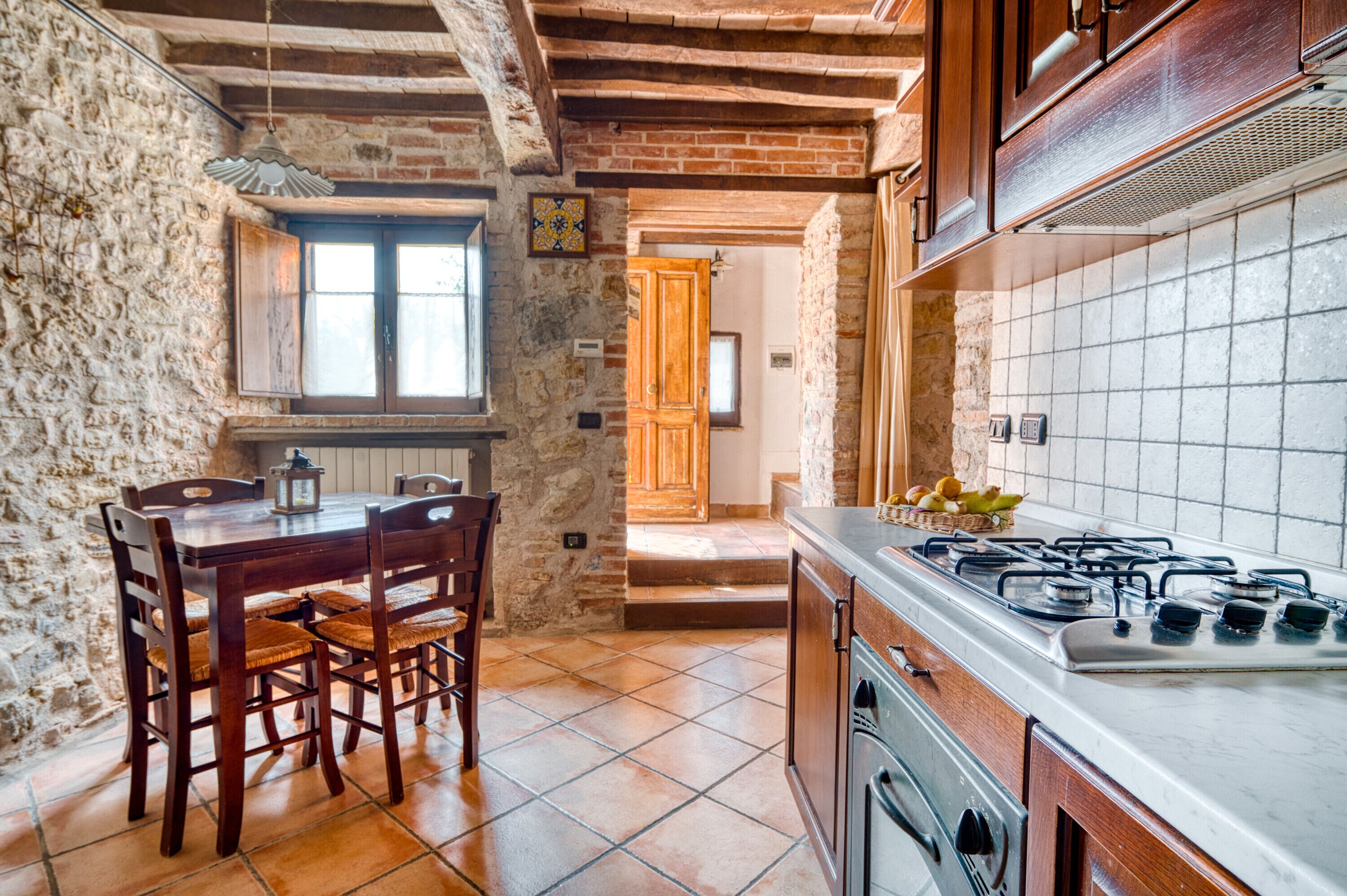 Kühlschrank, Ofen, Herdplatte, Wasserkocher mit Kaffee-/Teezubehör