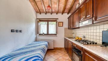 Kühlschrank, Ofen, Herdplatte, Wasserkocher mit Kaffee-/Teezubehör