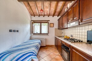 Køleskab, ovn, kogeplade, kaffe-/temaskine