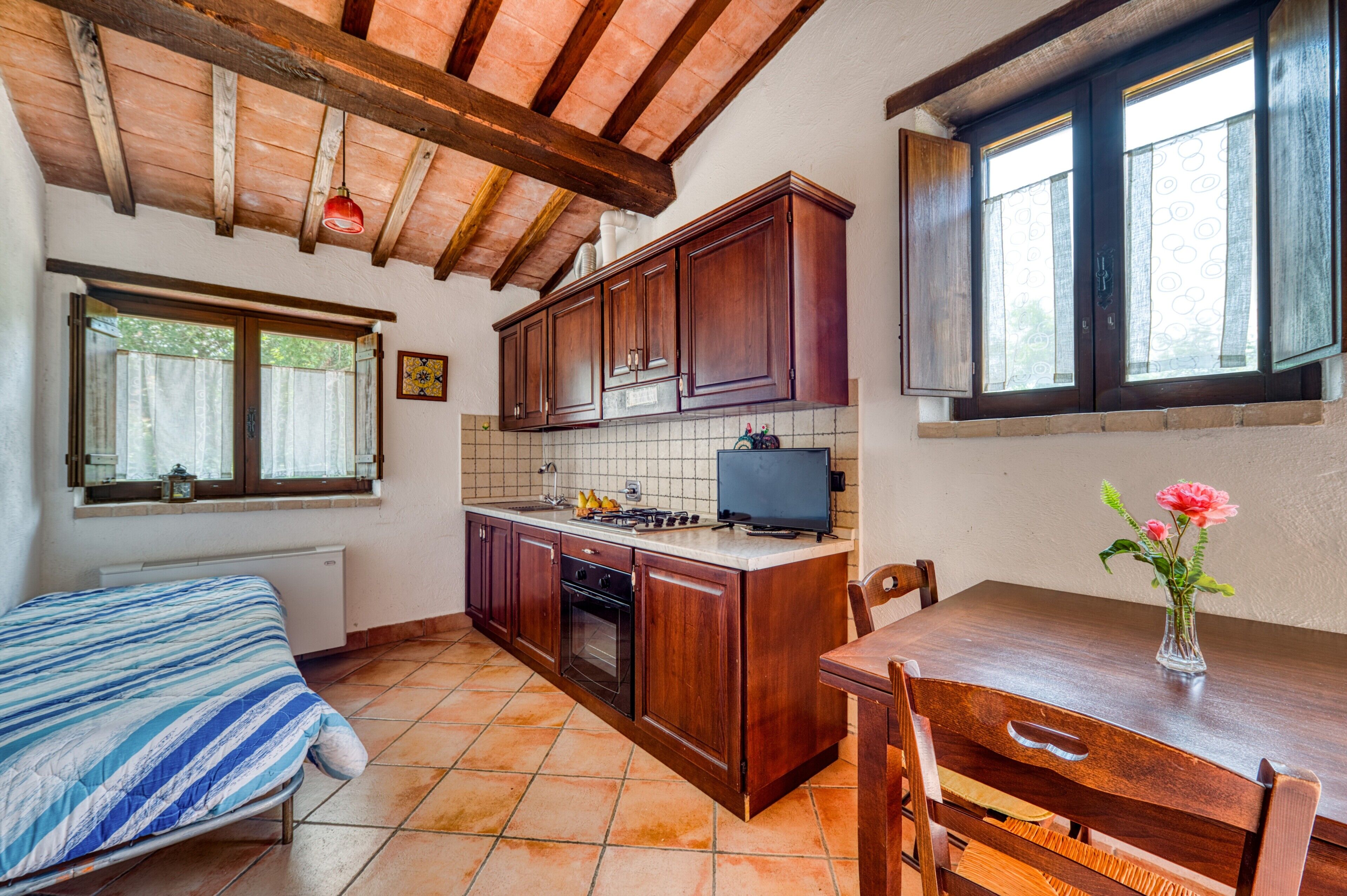 Frigorifero, forno, piano cottura, macchina per tè/caffè