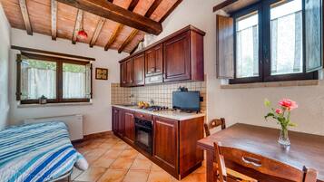Fridge, oven, stovetop, coffee/tea maker