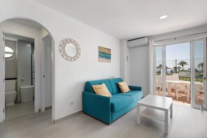 TV - Ground Floor Apartment with Terrace on the Beachfront (Chiclana de la Frontera)