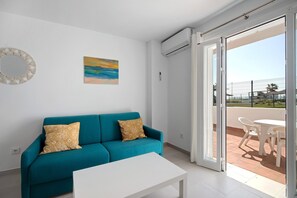 TV - Ground Floor Apartment with Terrace on the Beachfront (Chiclana de la Frontera)
