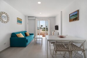 TV - Ground Floor Apartment with Terrace on the Beachfront (Chiclana de la Frontera)