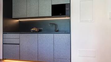 Kühlschrank, Mikrowelle, Herdplatte, Geschirrspüler