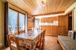 Interior - Apartment 'Chénives 1 - Morzine' with Mountain View, Shared Garden and Wi-Fi (Morzine)