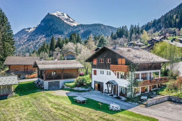 Exterior - Apartment 'Chénives 1 - Morzine' with Mountain View, Shared Garden and Wi-Fi (Morzine)