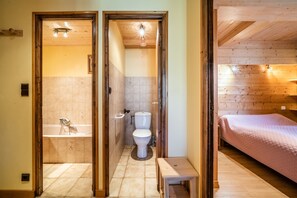 Badekar, hårtørrer, håndklæder