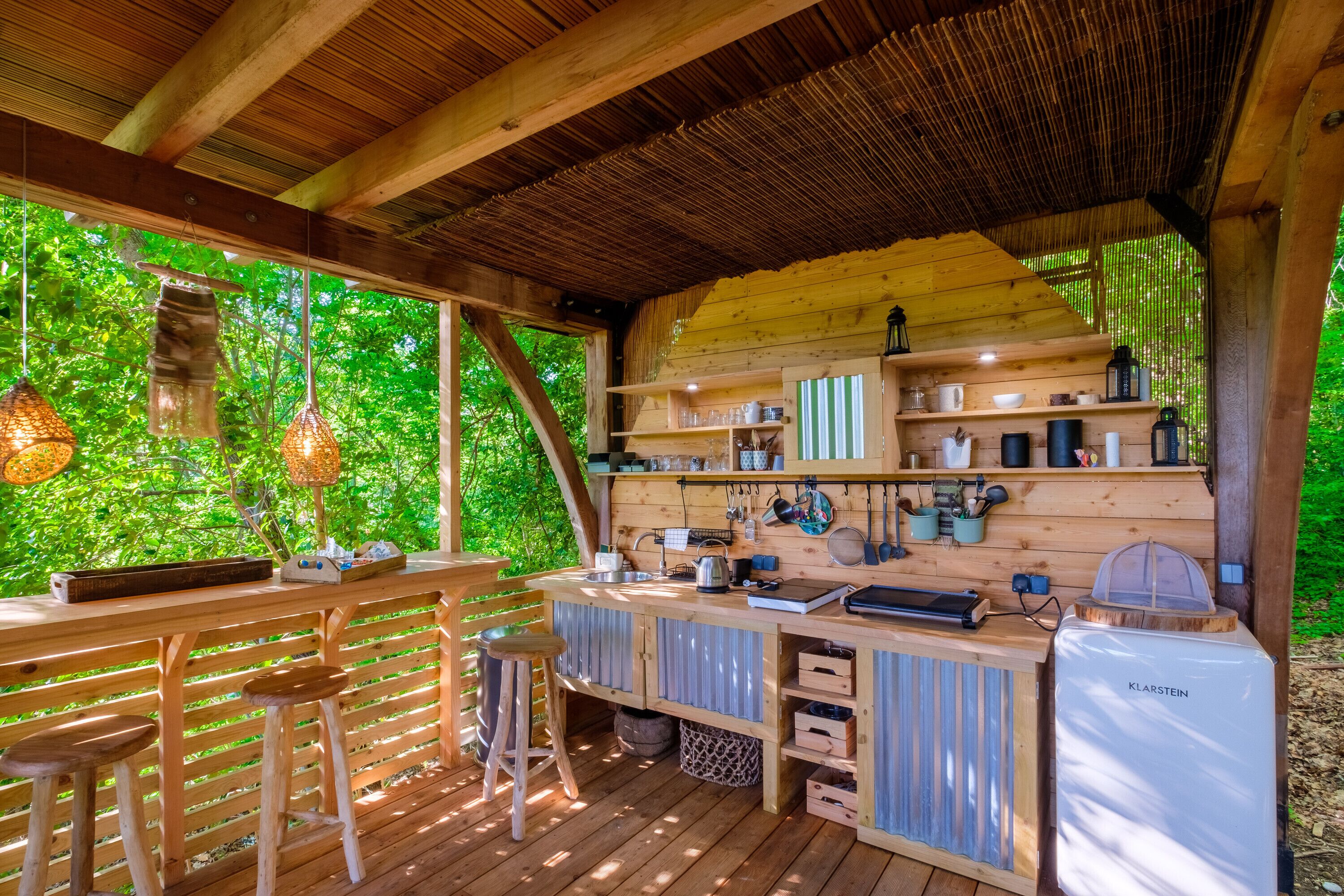 Kühlschrank, Herdplatte, Wasserkocher mit Kaffee-/Teezubehör, Hochstuhl