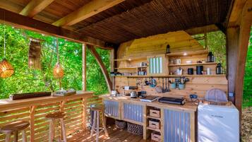 Refrigerador, placa de cocina, cafetera/tetera, silla alta para bebés