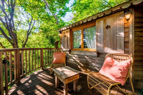 Cabane "King Louie and Mowgli" avec piscine naturelle partagée et 2 terrasses