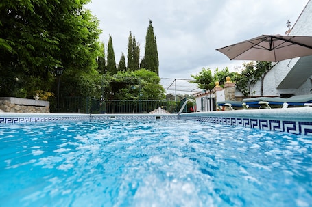 Piscine. Maison de vacances 'Alojamiento Rural Marien' avec vue sur les montagnes, piscine, jardin et Wi-Fi