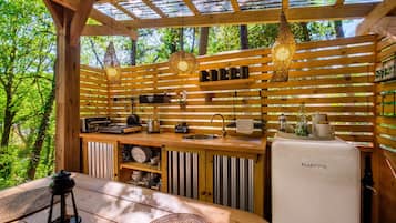 Køleskab, ovn, kogeplade, kaffe-/temaskine