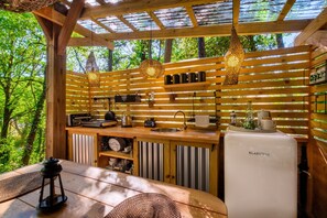Fridge, oven, stovetop, coffee/tea maker - Holiday Treehouse "Shere Khan" with Shared Pool, 2 Private Terraces & Wi-Fi (Saint-Paul)
