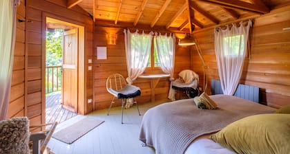 Holiday treehouse "Bagheera" with Shared Pool, Private Terrace & Wi-Fi