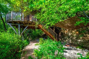 Property grounds - Holiday treehouse "Bagheera" with Shared Pool, Private Terrace & Wi-Fi (Saint-Paul)