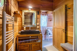 Douche, sĂšche-cheveux, serviettes fournies