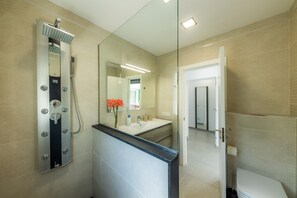 Badewanne, Haartrockner, Handtücher