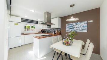 KĂŒhlschrank, Mikrowelle, Ofen, Herdplatte