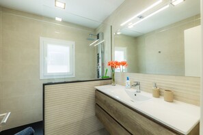 Badewanne, Haartrockner, Handtücher
