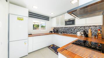 KĂŒhlschrank, Mikrowelle, Ofen, Herdplatte