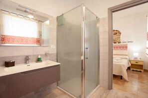 Een douche, een haardroger, handdoeken