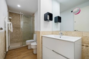 Ducha, secador de pelo y toallas