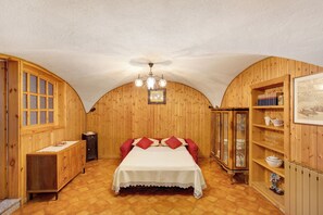 1 bedroom, bed sheets