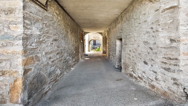 A narrow corridor with stone walls and an arched ceiling. - Apartment "Caratteristico e Accogliente" with Mountain View (Pila)