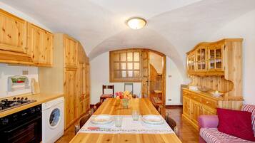 Frigorifero, forno, piano cottura, macchina per tè/caffè