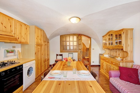 Fridge, oven, stovetop, coffee/tea maker