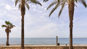 A paved walkway with palm trees and a view of the sea. - Studio Apartment "Fetén Algarrobo Costa" with Sea View, Private Pool & Wi-Fi (Algarrobo Costa)