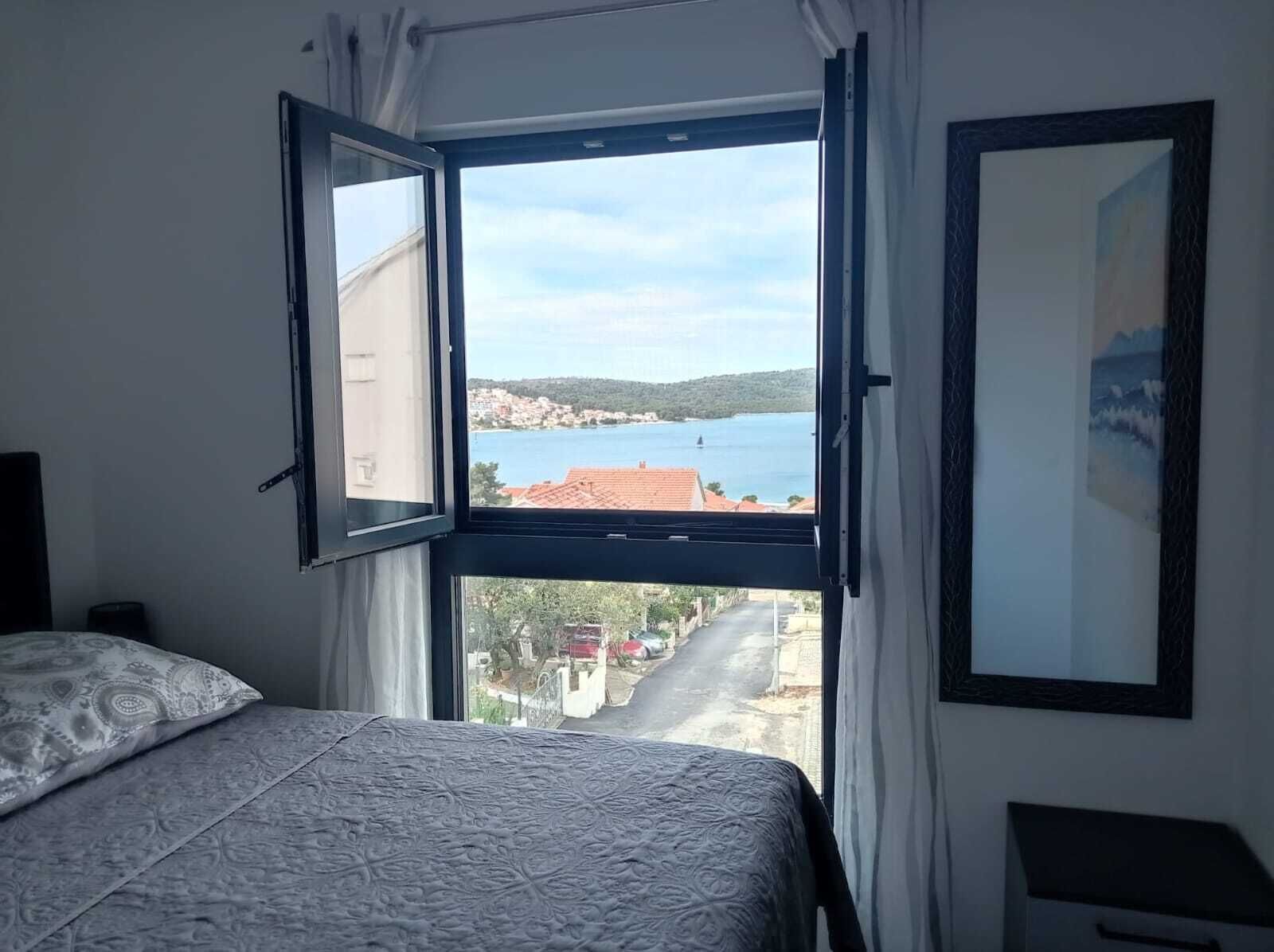 3 makuuhuonetta, tallelokero huoneessa, silitysrauta/-lauta