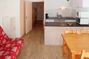 Fridge, oven, dishwasher, cookware/dishes/utensils