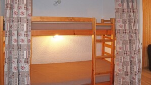 Una cama litera con estructura de madera y colchón.