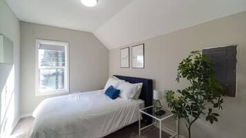 2 habitaciones, escritorio, tabla de planchar con plancha y wifi gratis