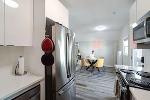Refrigerador, microondas, horno y lavavajillas