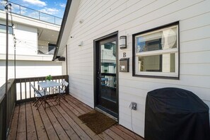 Outdoor dining - The Spot- King Bed, Balcony, BBQ (Seattle)