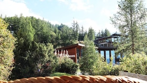 Un chalet avec une façade en bois et une enseigne indiquant « Pine Tree ».