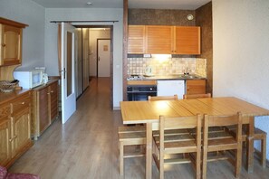 Frigorífico y utensilios de cocina