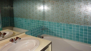 A bathroom with two sinks, a bathtub, and a mirror. - 834 Orrianes des Forets (LES ORRES 1650)
